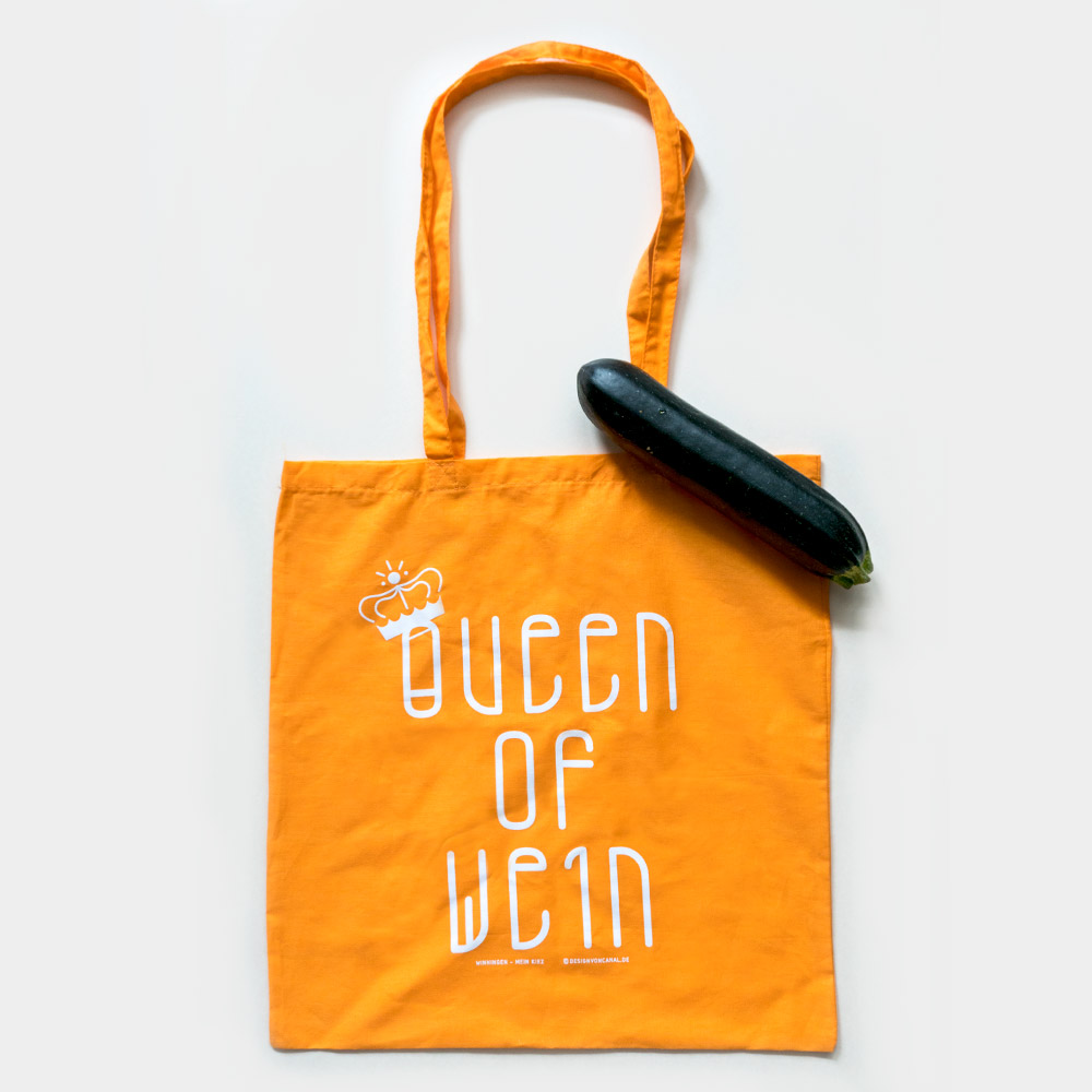 Stoff-Tragetasche in Orange mit dem Aufdruck "Queen of Wein". Winningen – Mein Kiez. designvoncanal.de